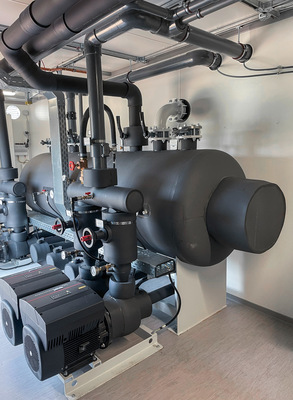 Aus Platzgründen wurden die mit Wasser befüllten Speicher für das 14- beziehungsweise 20-Grad-Celsius-Kühlwassernetz im Container liegend installiert.