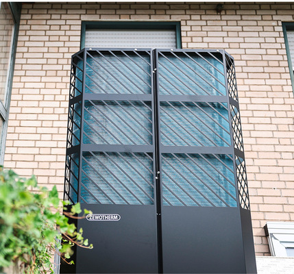 Die Wärmepumpe im Wunschfarbton RAL 9005 tiefschwarz ist in Monoblock-Bauweise ausgeführt, die hydraulischen Komponenten sind im Gerät integriert. Dadurch müssen im Haus keine Kältemittelleitungen verlegt werden und Installateure benötigen keinen Kälteschein.