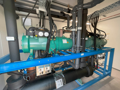 Die Propan-Kältemaschine befindet sich in einer eigenen Container-Sektion und ist mit einer Gaswarnanlage sowie Zwangsentlüftung ausgestattet.