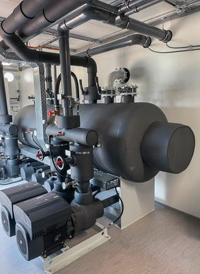 Aus Platzgründen wurden die mit Wasser befüllten Speicher für das 14- beziehungsweise 20-Grad-Celsius-Kühlwassernetz im Container liegend installiert.