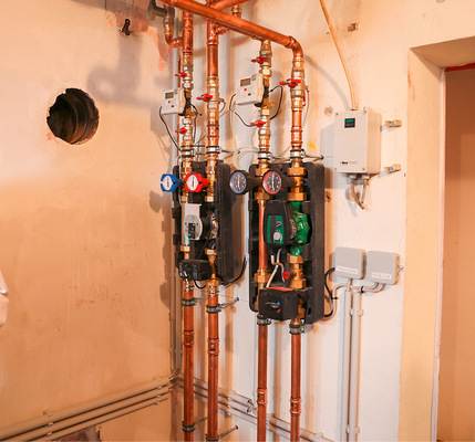 Die Pumpengruppen für die Fußbodenheizung und die Heizkörperkreise sind gut zugänglich positioniert.