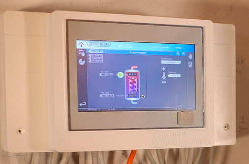 Regel- und Steuergerät der Wärmepumpe, hier mit der Anzeige der Temperaturen des Brauchwasserspeichers.