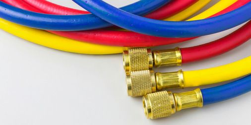 Mehr als nur ein Stoff: Hinter der Abkürzung PFAS verbergen sich über 10.000 verschiedene „Ewigkeitschemikalien“. Auch fast alle fluorierten Kältemittel fallen unter diese Definition und wären vom geplanten Verbot betroffen.