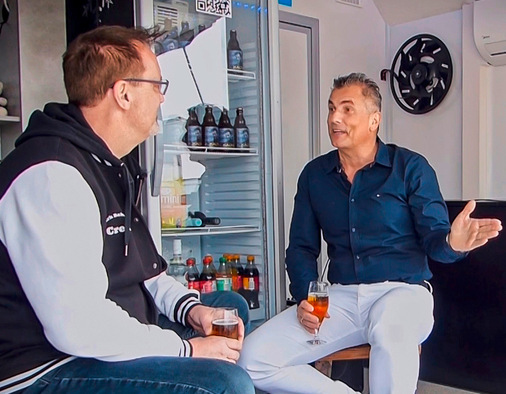 Von einem so abwechslungsreichen Lebensweg zu erzählen, schafft man nicht in einer Minute. Es gibt viele Stationen und Wendungen.