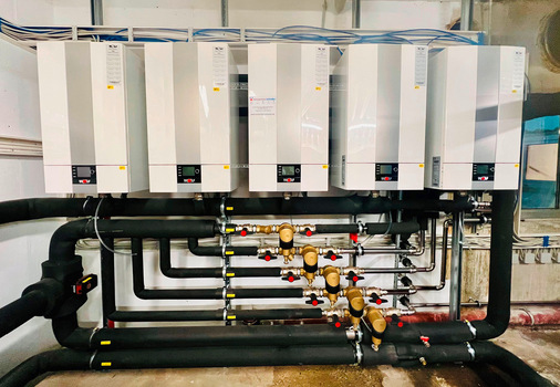 Fünf parallel geschalteten Wärmepumpen werden monoenergetisch bivalent betrieben und erzeugen aus PV-Strom und der Wärme der Umgebungsluft Warm- und Kaltwasser.