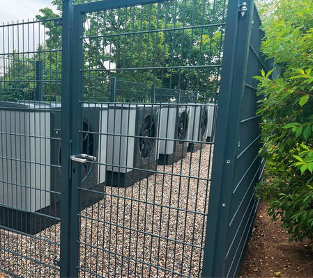 Die Wärmepumpen CHA von Wolf – hier die Außeneinheiten – haben inklusive Peripherie eine Heizleistung von 75 kW (bei – 13 C°) und eine Kühlleistung von 50 kW.