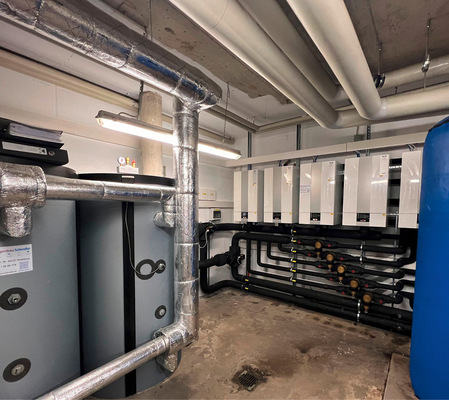 Das in den Pufferspeichern gelagerte Warm- bzw. Kaltwasser steht den Lüftungsanlagen zur Klimatisierung zur Verfügung.