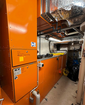 Die Ventilatormotoren der Bestandsgeräte wurden ertüchtigt, so dass sie statt nur zweistufig nun stufenlos über CO2-Sensoren in den zu klimatisierenden Räumen regelbar sind.