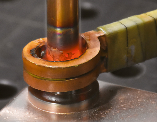 Kupferrohr wird mittels Ringinduktor und Fülldraht-Lotring in Chromnickelstahl-Stutzen eines Verdampfers eingelötet
