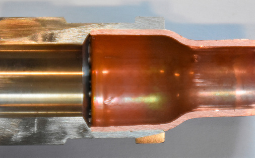 Bild 8: Trotz gutem Durchlöten gibt es Kerben bei hoher ­Einstecktiefe. K65- und Cu-Rohr im Vergleich. (54 mm)