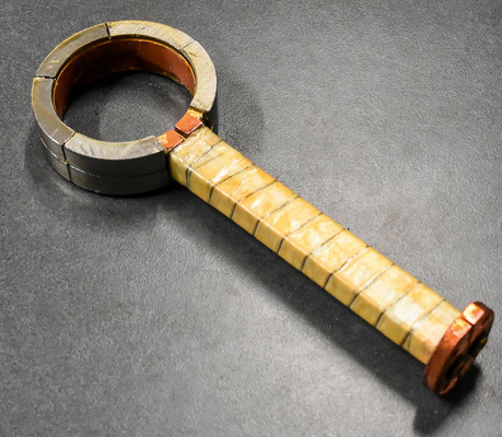 Der Ringinduktor mit 65 mm Durchmesser ist auch ent­sprechend breiter.  Damit sollen die größeren Einstecktiefen bei diesen Dimensionen abgedeckt werden.