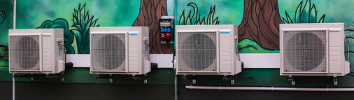 Um möglichst unabhängig in der Energieversorgung zu werden, wurde im Vereinshaus die alte Gastherme durch insgesamt vier Luft-Luft-Wärmepumpen von Daikin sowie eine Photovoltaikanlage und einen Batteriespeicher ersetzt.