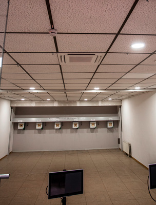 Das Vereinsheim verfügt über einen Veranstaltungsbereich und einen räumlich davon getrennten Schießstand (Bild). Jeder Bereich wird nun mit den Luft-Luft-Wärmepumpen im Winter komfortabel beheizt und im Sommer angenehm gekühlt.