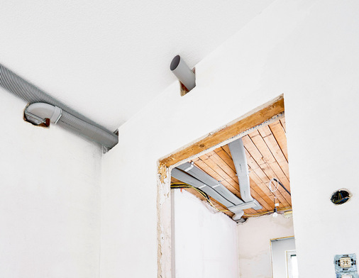 Zur bestmöglichen Nutzung des vorhandenen Platzes kamen bei der ­Verlegung des Luftverteilsystems sowohl Rund- und Flachovalrohre von Zehnder zum Einsatz.