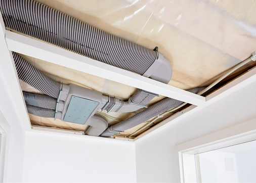 Kernelement der Sanierung war die Integration eines energieeffizienten und nachhaltigen Lüftungssystems. Gesucht war eine leistungsstarke und gleichzeitig leise Lösung, die sich ohne größere Eingriffe an der Fassade einbauen lässt.