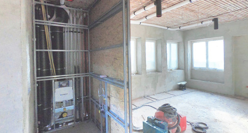 Kernelement der Sanierung war die Integration eines energieeffizienten und nachhaltigen Lüftungssystems. Gesucht war eine leistungsstarke und gleich­zeitig leise Lösung, die sich ohne größere Eingriffe an der Fassade einbauen lässt.