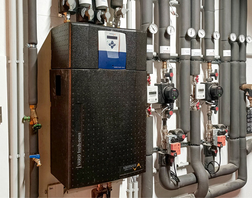 Zur neuen Heizanlage gehört auch ein hydraulischer Durchlauferhitzer (schwarzes Gerät). Er nutzt die Wärme des Heizspeichers, um frisches Trinkwasser zu erhitzen. Dabei sind Heizkreis und Trinkwasser strikt getrennt.