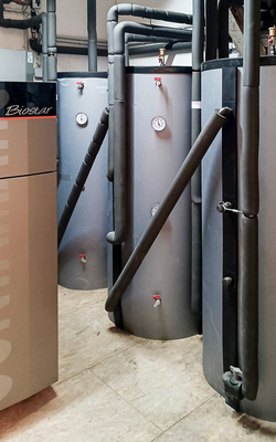 Weil ein großer Heizspeicher nicht durch die Türen gepasst hätte, wurden hier drei kleinere installiert.