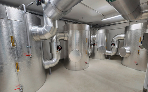 Großvolumige Pufferspeicher in der Energiezentrale sorgen für eine hydraulische Entkopplung und optimieren den Wärmepumpenbetrieb. Es erfolgt eine flexible Einspeisung der aufbereiteten Abwärme des Rechenzentrums in das städtische Fernwärmenetz.