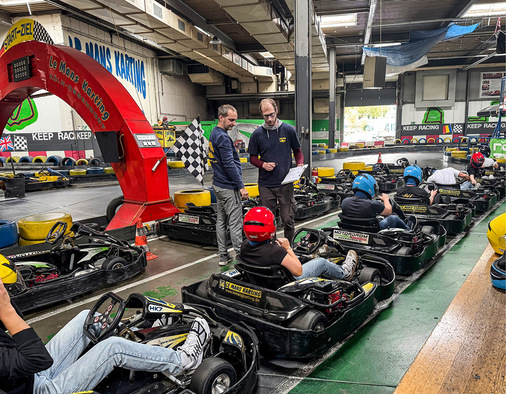Nach den Vorträgen ging es auf die Kartbahn. Adrenalin pur.