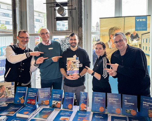 Valentin (Mitte) ist ein Überflieger. Spontan hat der VDE-Verlag ein ganz persönliches Förderprogramm für ihn beschlossen.