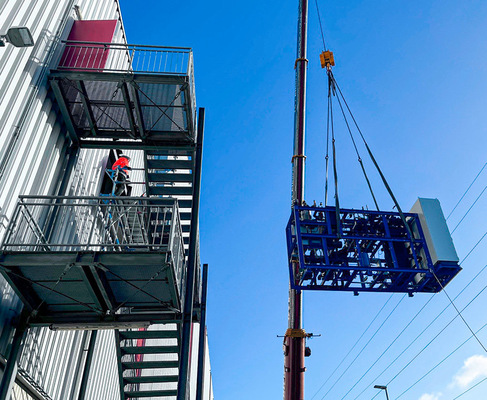 Installation auf zehn Metern Höhe – Mithilfe eines Krans wurden die Kälteanlagen in das Gebäude eingebracht.