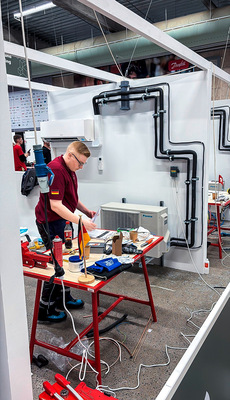 André Pauly beim Bau der Split-Klimaanlage...