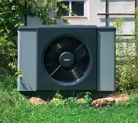 Bild 3: Bei einem jährlichen Heizbedarf von 25.000 kWh hätte die Wärmepumpe mit einer Jahresarbeitszahl von 3,75 nach 15 Jahren gegenüber einer Gasbrennwerttherme bereits 14.000 Euro an Betriebskosten eingespart.