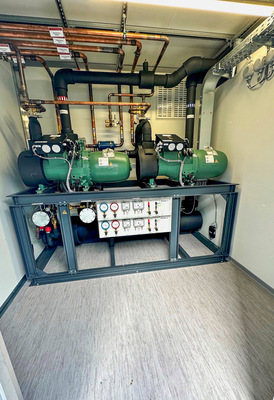 Die Kälteanlage mit natürlichem Kältemittel (R 290) im Container verbaut