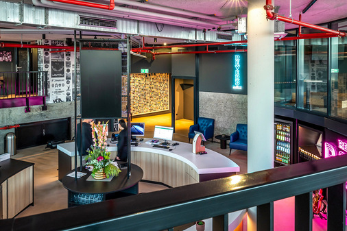 Blick in den Rezeptionsbereich des Hotels.