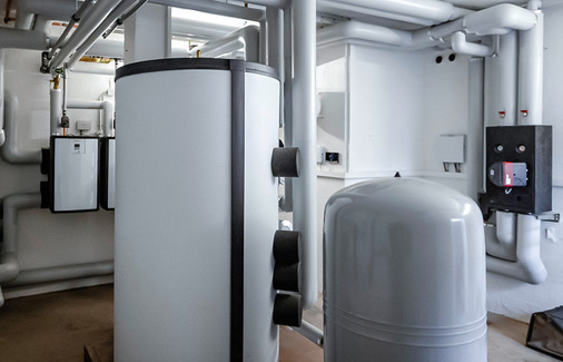 Bei der die im Gebäude installierten Wärmetechnik nach der Umstellung auf erneuerbare Energien stehen zwei Multifunktionsspeicher allStor im Mittelpunkt, in denen die Wärme gepuffert wird.