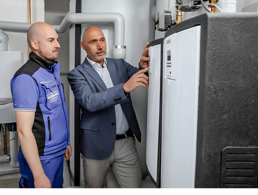Fachhandwerker Henrik Behnke (li.) und Vaillant-Verkaufsberater Matthias Peters standen während des Heizungstausches im engen Austausch, um eine höchstmögliche Effizienz der Gesamtanlage zu erreichen, auch mithilfe von Fördermitteln.