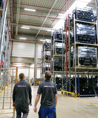 Im Inneren des Reifen-Logistikzentrums sorgen die Brandgas-Dachventilatoren für einen sicheren Rauchabzug.