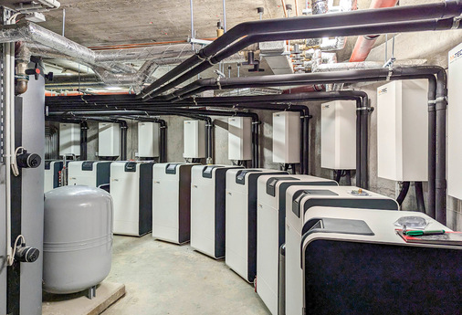 Heizungsraum des größten der neun Gebäude mit den Heizungswärmepumpen.