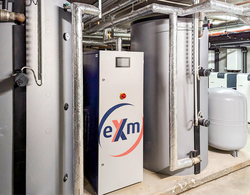 Auch die eXergiemaschine, welche die hohen Temperaturen für die Warmwasserbereitung herstellt, ist im Heizungsraum untergebracht.