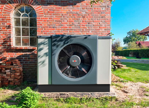 Für eine umweltschonende und fast autarke Energieversorgung setzt der Bauherr auf das effiziente Zusammenspiel von Photovoltaik und Luft/Wasser-Wärmepumpe von Wolf.