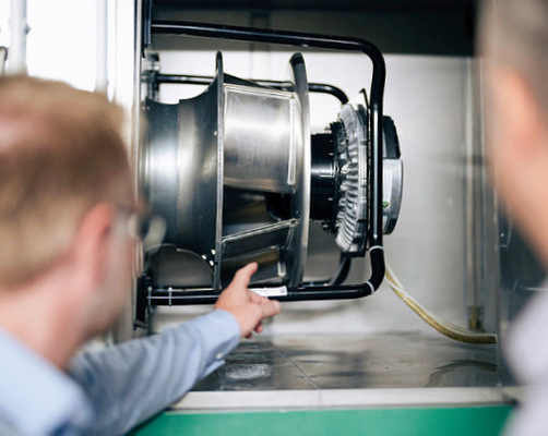 Die neuen Ventilatoren RadiFit und RadiPac sind wegen ihren EC-Motoren sparsamer und durch ihre Plug & Play-Fähigkeit schnell und einfach austauschbar.