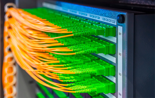 Rechenzentren erzeugen viel Abwärme, die zuverlässig abgeführt werden muss, um Hardware vor Überhitzung und Schäden zu schützen. Herkömmliche Luftkühlung stößt bei steigender Serverdichte an ihre Grenzen – effiziente Kühlung ist daher unerlässlich für den Schutz von Komponenten und Daten.