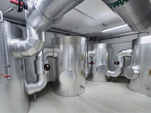 Großvolumige Pufferspeicher in der Energiezentrale sorgen für eine hydraulische Entkopplung und optimieren den Wärmepumpenbetrieb.