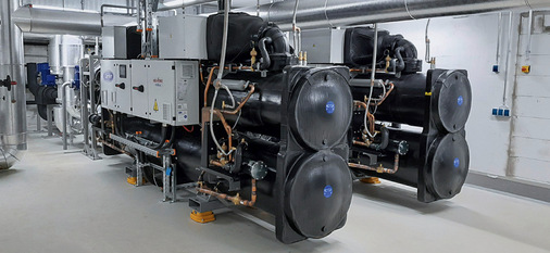 Zwei Hochtemperatur Wasser/Wasser-Wärmepumpen vom Typ AquaForce 61XWH-ZE10 von Carrier wandeln die Abwärme des Rechenzentrums in nutzbare Heizenergie für das kommunale Fernwärmenetz um (Abwärmenutzung, Dekarbonisierungskonzept, Reduktion von CO2-Emissionen, Klima etc.)