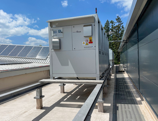 Auf dem Gebäudedach: Die mit R290 arbeitende Kältemaschine übernimmt die Kühlung, wenn das Freikühl-System (hinten) bei höheren Außentemperaturen nicht mehr ausreicht