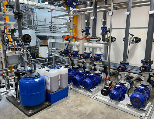 Durch die Verlagerung der Tanks nach außen reichte die Aufstellfläche der Vorgänger-Anlage im Innenbereich für die Installation der neuen Pumpen- und Regelungstechnik