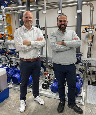 Tobias Escher (links), Sales Manager Cooling Solutions bei technotrans, und Matthias Fehrenbach, General Manager der Spritzgießfertigung der Burger Group in Schonach