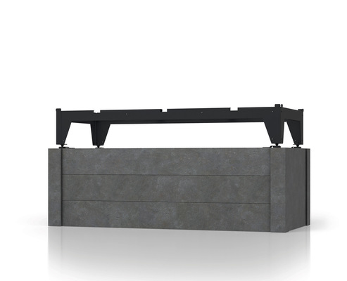 Bei dem auf die Abmessungen der Wärmepumpe abgestimmten Fertigfundament von Wolf handelt es sich um einen Rahmen aus einem leichten und stabilen Hartfaser-verstärkten Kunststoff mit einer optionalen erhältlichen Halterung für das die wasser- und stromführenden Leitungen aufnehmende Anschlussrohr.