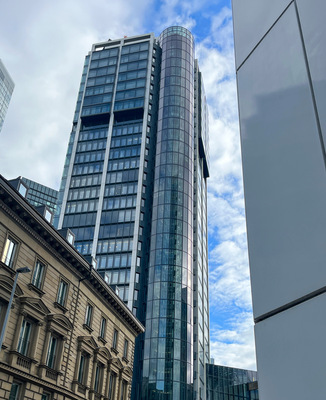 Das Eurotheum in der Frankfurter Skyline – Deutschlands erstes Hochhaus, das Büro- und Wohnnutzung in einem Gebäude vereint
