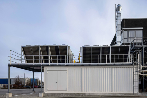 1150 kW Kälteleistung auf kleinstem Raum: Die neue Kälteanlage befindet sich in einem Container vor dem Gebäude