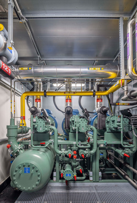 Das Herzstück der Kälteerzeugung: ein Ammonia Compressor Pack (ACP) mit drei offenen Ammoniak-Schraubenverdichtern der OS.A85 Serie von Bitzer