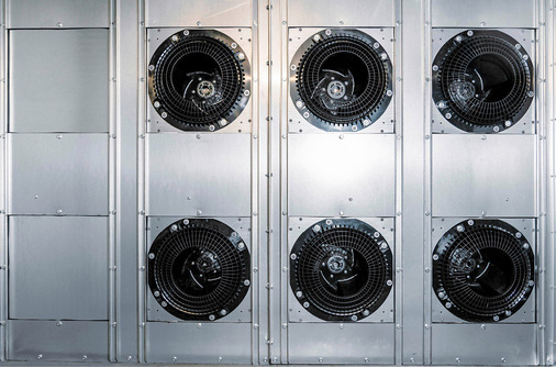 FanGrid: Sollte einer der Ventilatoren ausfallen, wird die Drehzahl der übrigen erhöht, sodass die Luftleistung stets gleichbleibt.