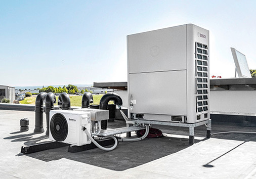 Auf dem Dach des Bürogebäudes sind die VRF-Außeneinheit Air Flux 6300 A und ein Multisplit-Klimagerät Logacool AC MS installiert.
