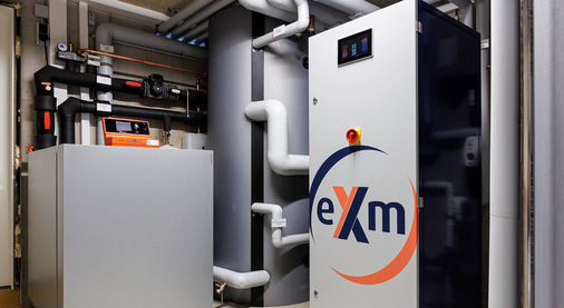 Die 28-kW-Heizungswärmepumpe (links) und die eXergiemaschine (eXm) ergänzen einander: Die Heizungswärmepumpe bedient die Heizkreise mit ca. 36 °C Vorlauftemperatur, die eXergiemaschine hebt einen Teil der Niedertemperaturwärme auf ein Temperaturniveau von 65 °C für die hygienische Warmwasserbereitung.